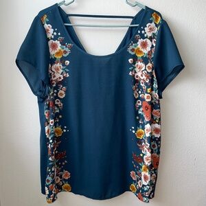 Torrid Short Sleeve Scoop Neck with V Back Floral Top